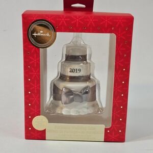 Hallmark 2019 Porcelain Wedding‎ Cake Christmas Tree Ornament Festive Keepsake